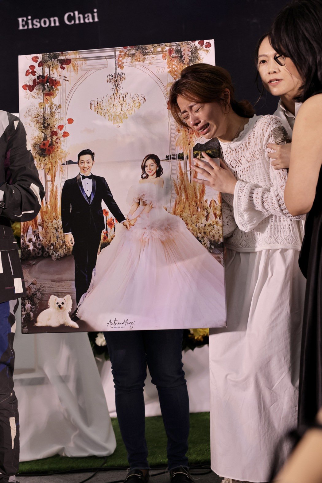 「當作今天跟你辦婚禮喔！」王瞳穿蜜月洋裝現身追思會　一見婚紗照「哭到癱軟」：老公我好想你