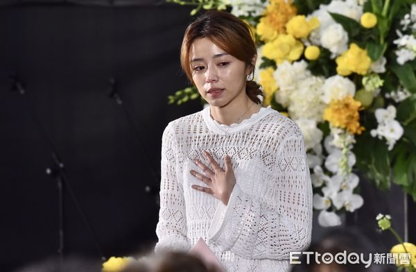 「當作今天跟你辦婚禮喔！」王瞳穿蜜月洋裝現身追思會　一見婚紗照「哭到癱軟」：老公我好想你