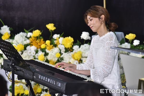 「當作今天跟你辦婚禮喔！」王瞳穿蜜月洋裝現身追思會　一見婚紗照「哭到癱軟」：老公我好想你