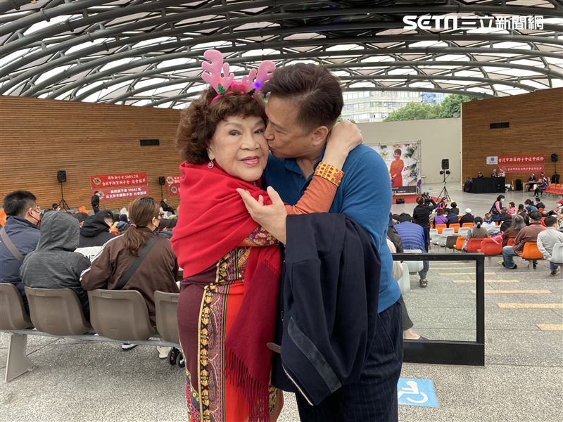 挺過婚變復合！周遊歡慶85歲「曝尪天天跪著道歉」安太座　許願「老公別再走失」嬌羞曝極樂生活