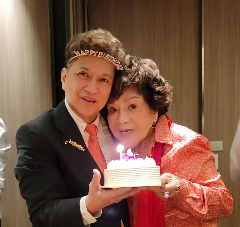 挺過婚變復合！周遊歡慶85歲「曝尪天天跪著道歉」安太座　許願「老公別再走失」嬌羞曝極樂生活