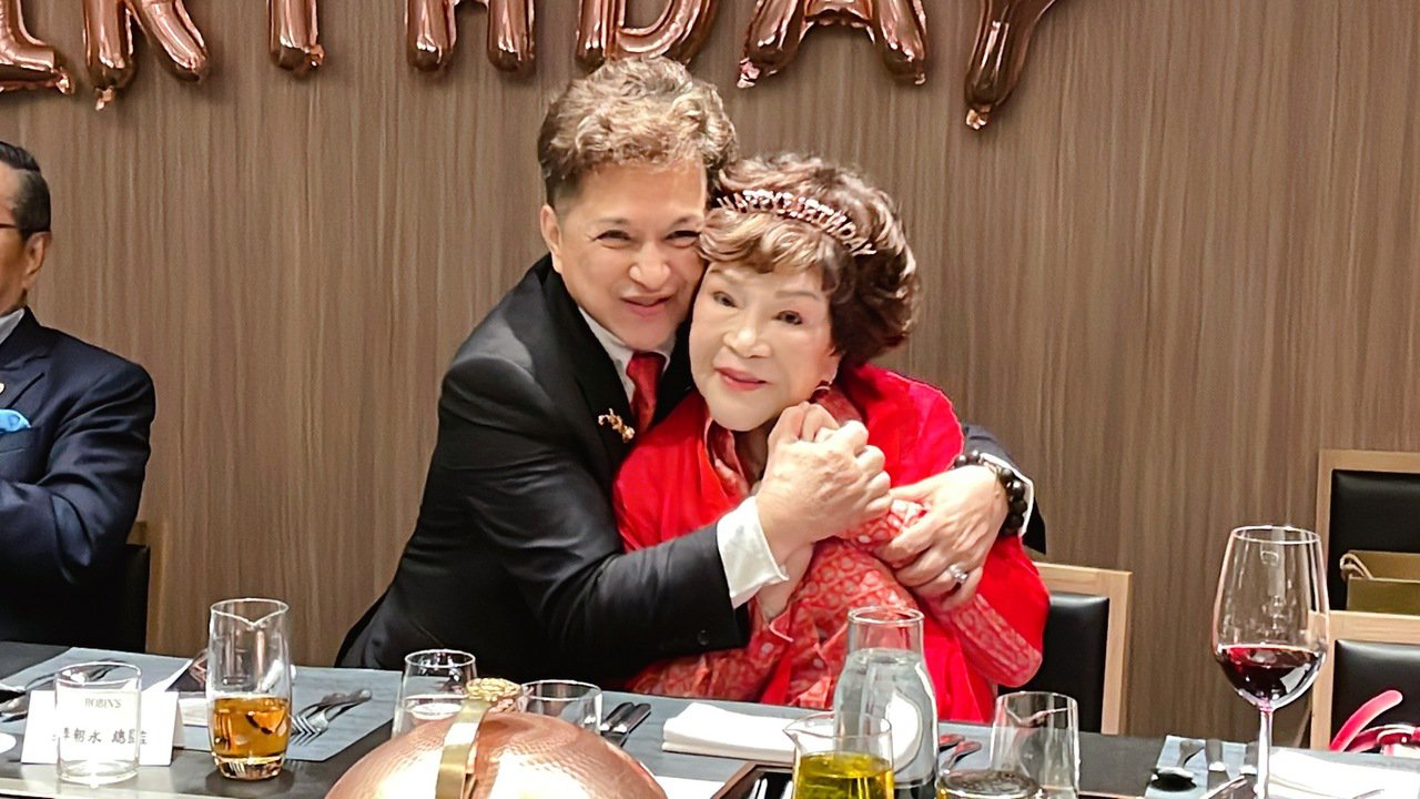 挺過婚變復合！周遊歡慶85歲「曝尪天天跪著道歉」安太座　許願「老公別再走失」嬌羞曝極樂生活