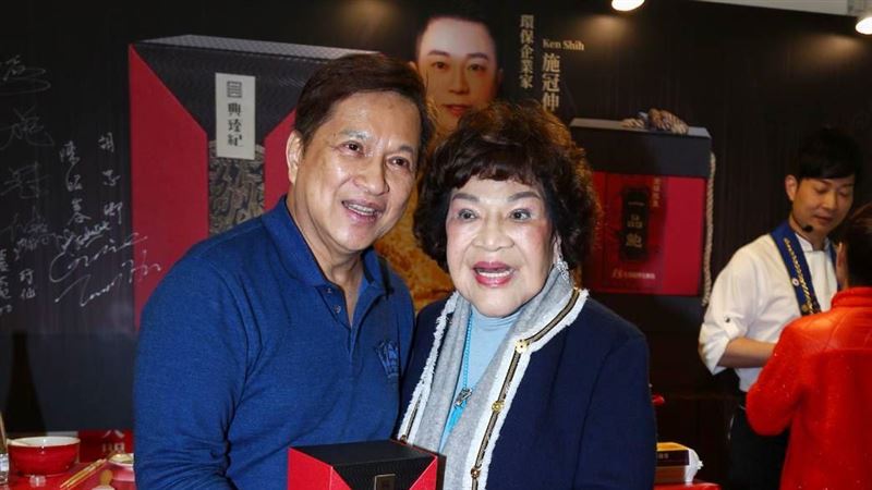 挺過婚變復合！周遊歡慶85歲「曝尪天天跪著道歉」安太座　許願「老公別再走失」嬌羞曝極樂生活