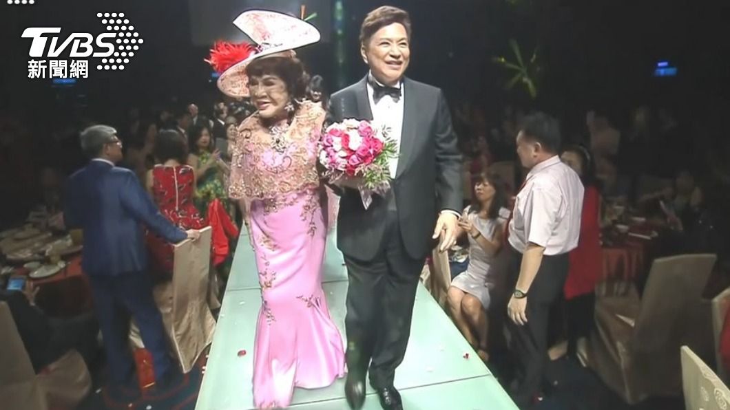 挺過婚變復合！周遊歡慶85歲「曝尪天天跪著道歉」安太座　許願「老公別再走失」嬌羞曝極樂生活