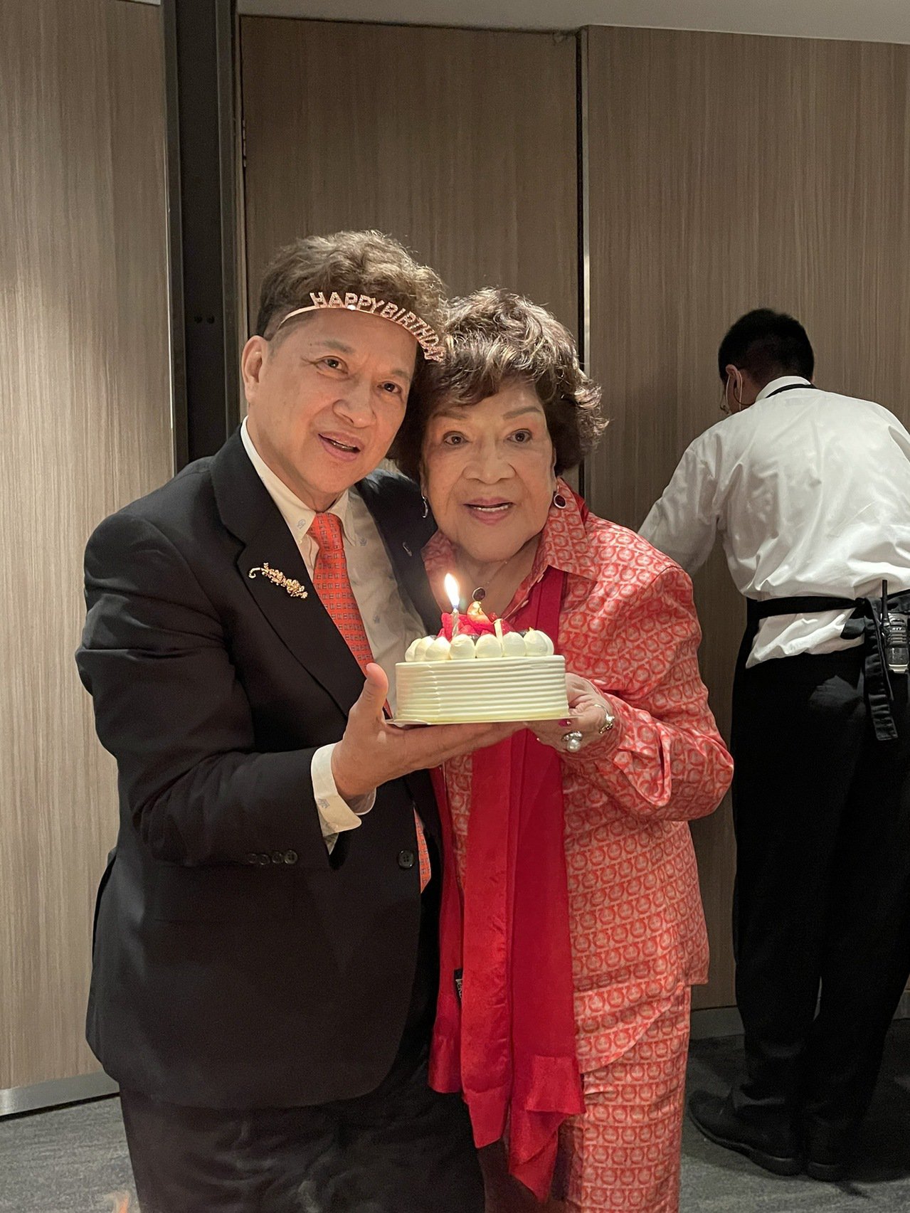 挺過婚變復合！周遊歡慶85歲「曝尪天天跪著道歉」安太座　許願「老公別再走失」嬌羞曝極樂生活