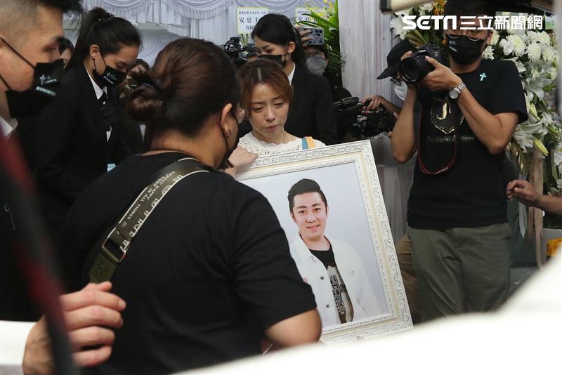 送不出的喜帖！王瞳艾成「一家三口相依偎」惹淚崩　婆婆心疼她「決定把兒葬在台灣」：不拆散夫妻