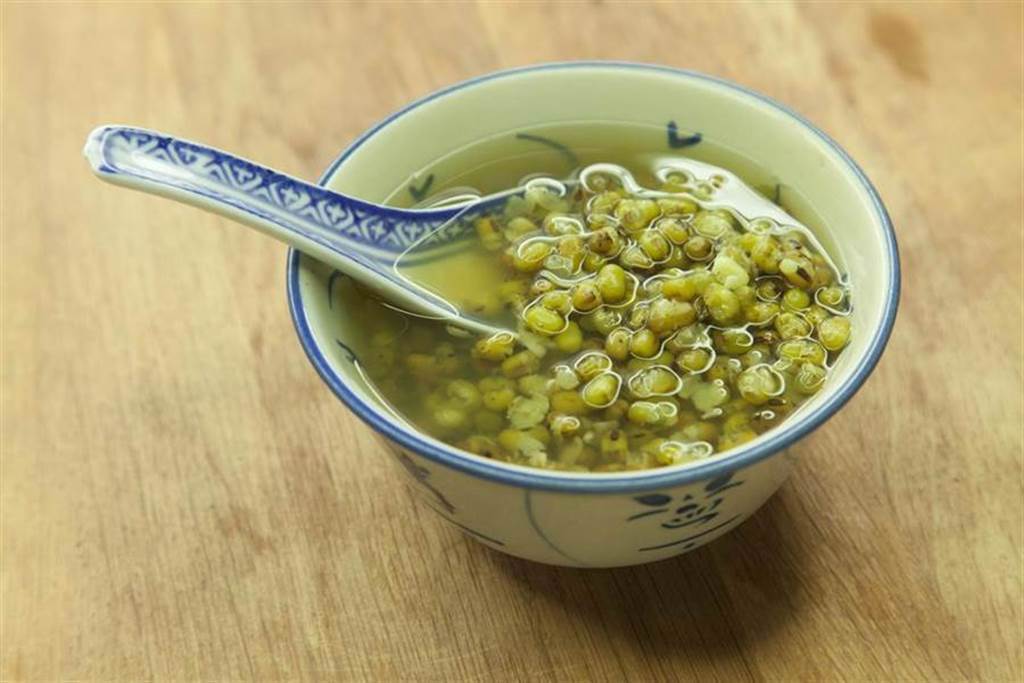 煮綠豆湯「手滑碗掉進去」他喊：就是故意的！老饕一看秒懂「阿嬤都這樣煮」：高手中的高手