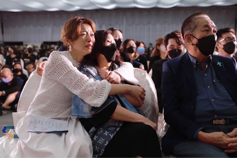 送不出的喜帖！王瞳艾成「一家三口相依偎」惹淚崩　婆婆心疼她「決定把兒葬在台灣」：不拆散夫妻