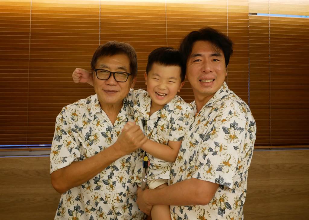 螢幕上是硬漢！梁修身太寵孫「好幾次打破規矩」就是拿孫沒輒　當阿公觀念轉變「父子距離越拉越近」