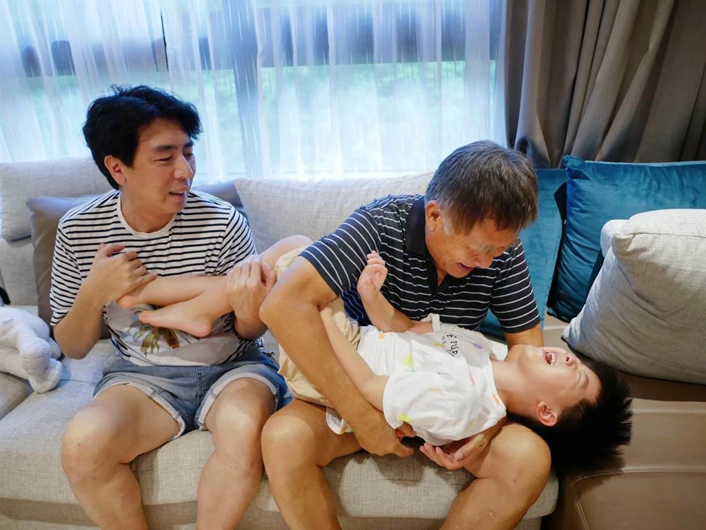 螢幕上是硬漢！梁修身太寵孫「好幾次打破規矩」就是拿孫沒輒　當阿公觀念轉變「父子距離越拉越近」