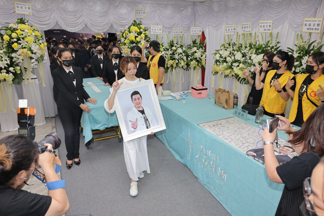 艾成長眠地確定了！家屬第一眼就愛上「留台灣伴王瞳」　今晚播出「最後身影」生前表演成絕響