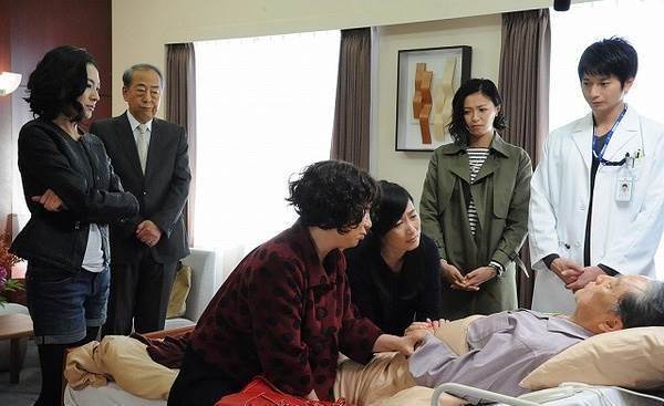 79歲阿嬤悲歌！2千萬積蓄遭5子女瓜分後遺棄公園，烈日下苦等：他們會來接我