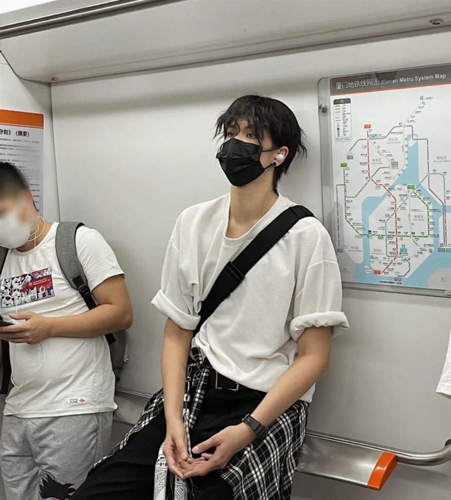 公車捕捉辣妹!往前一靠「白皙美背全都露」腿上藏心機 網暴動「這誰看了不心動」正面照被搜出