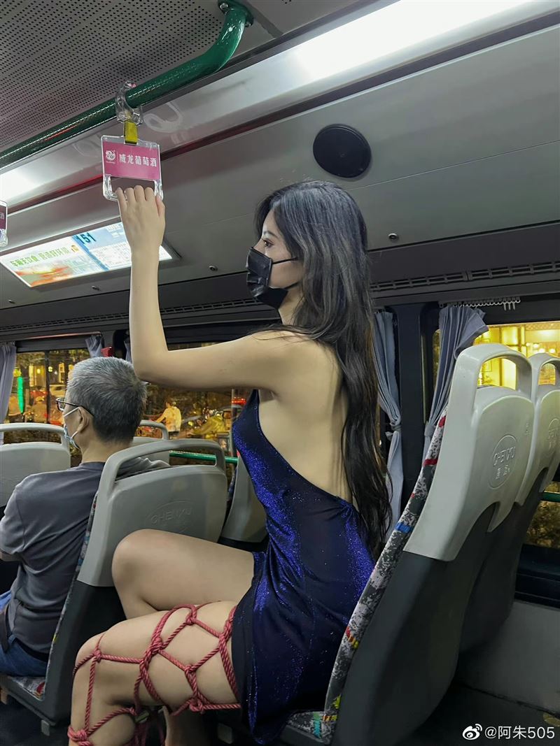 公車捕捉辣妹!往前一靠「白皙美背全都露」腿上藏心機 網暴動「這誰看了不心動」正面照被搜出