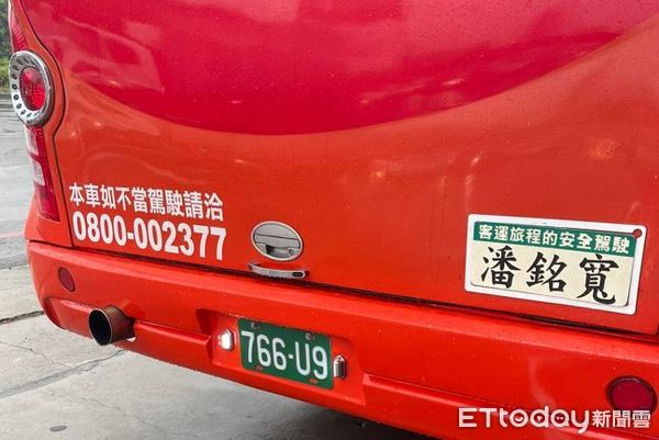 尪膽結石發作！癱軟冒冷汗「人妻超慌張」求助司機幫忙　淋雨陪等救護車「暖舉曝光被讚爆」