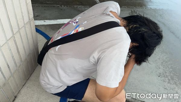 尪膽結石發作！癱軟冒冷汗「人妻超慌張」求助司機幫忙　淋雨陪等救護車「暖舉曝光被讚爆」