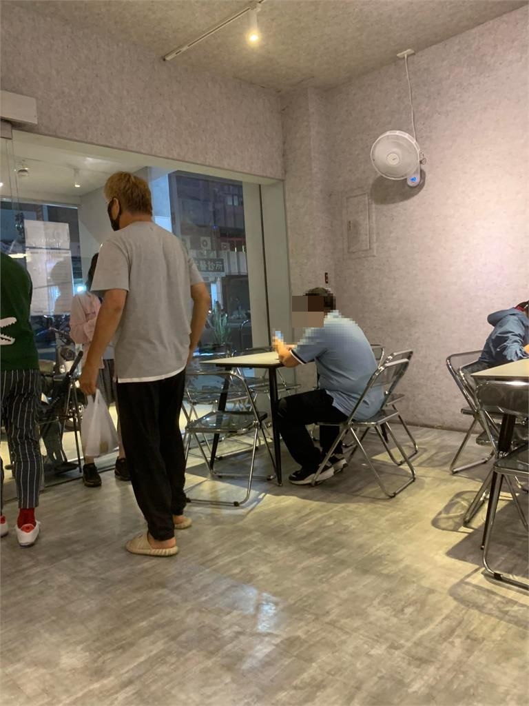 目睹客人「獨自吃飯卻坐6人桌」他氣炸拍照公審　「網全一面倒挺客人」：吃飯都不得安寧