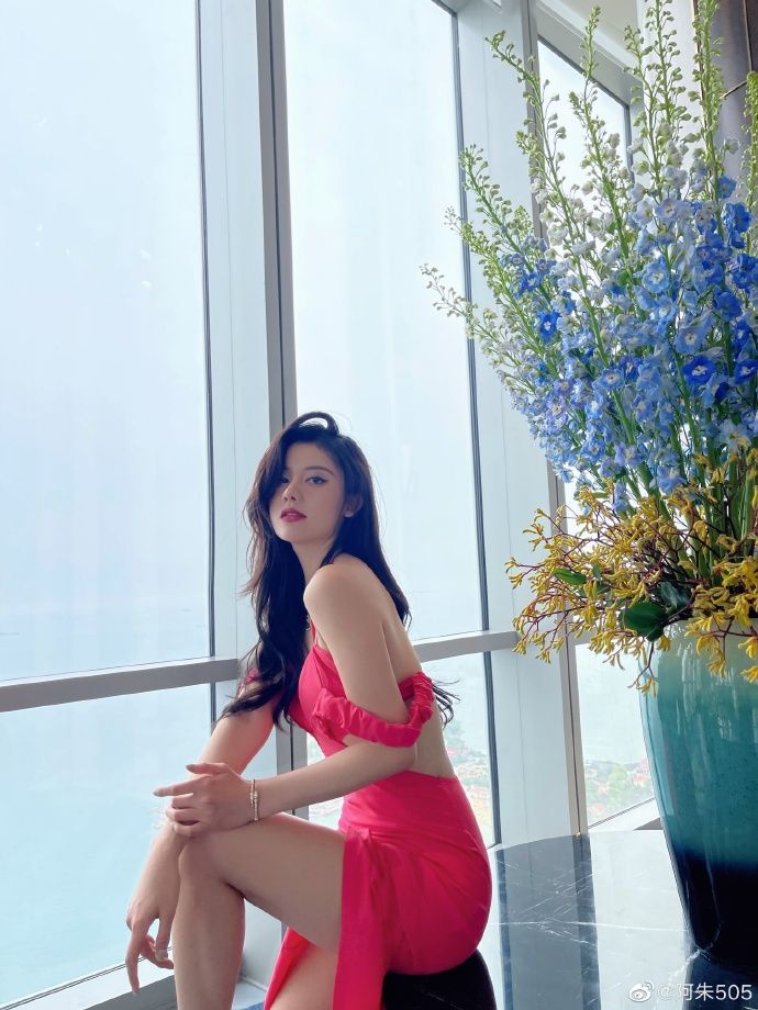 公車捕捉辣妹!往前一靠「白皙美背全都露」腿上藏心機 網暴動「這誰看了不心動」正面照被搜出