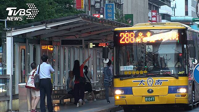 不用再冒險攔車！他在公車站「發現整排按鍵」乍看好像電梯鈕　「真實功能曝光」乘客讚：好貼心