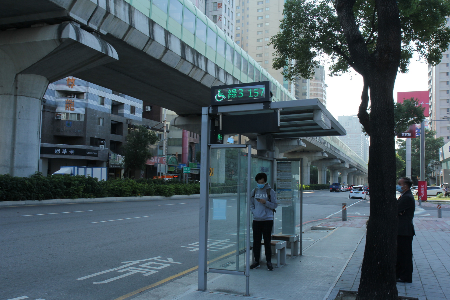 不用再冒險攔車！他在公車站「發現整排按鍵」乍看好像電梯鈕　「真實功能曝光」乘客讚：好貼心