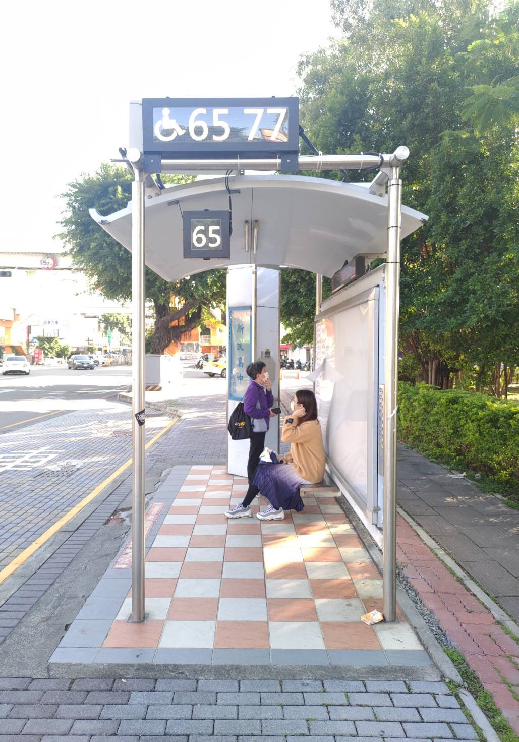 不用再冒險攔車！他在公車站「發現整排按鍵」乍看好像電梯鈕　「真實功能曝光」乘客讚：好貼心