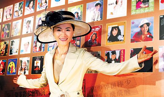 在家是嚴母！鳳飛飛兒爆「小時候被媽追著打」首公開珍貴照　受不了父母太恩愛「丟下我就跑」