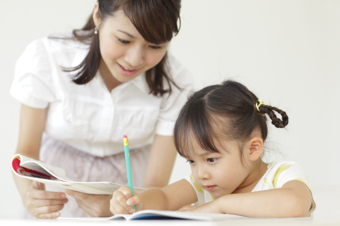 被孩子課本考倒！崩潰媽問「重創的創怎麼念」引熱議　內行人出馬解釋「讀音從沒變過」：大家都唸錯