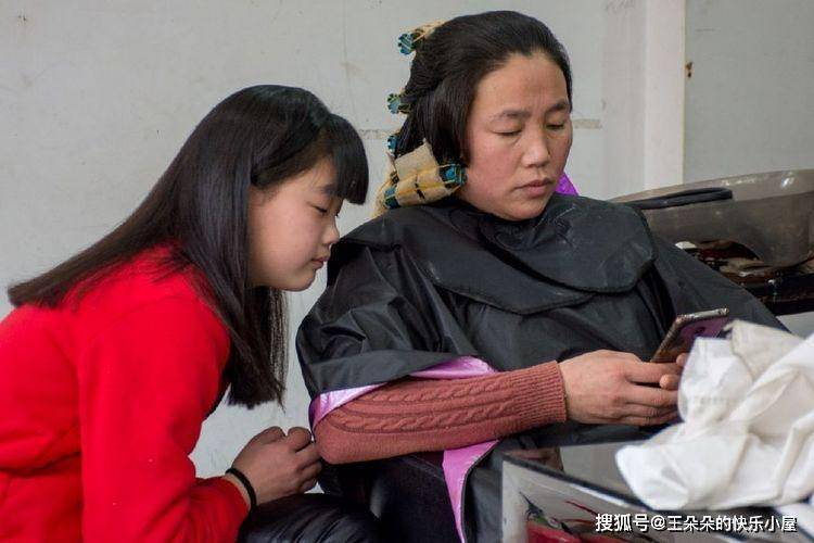 妹妹出嫁繼母給67萬！我結婚時只送「一包菊花茶」　打開後我泣不成聲：錯怪她了
