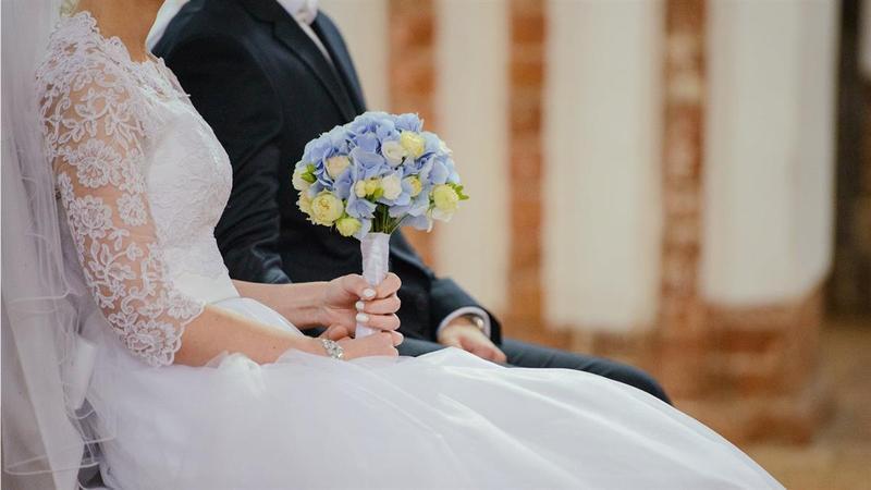 新郎邀賓客到家中續攤！隔天早上「不見有人走出來」　鄰居破門而入「驚見他們口吐白沫」釀悲劇