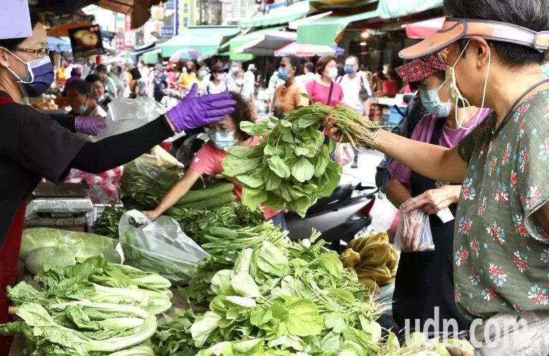 菜商過來報帳！她傻眼驚呼「人人1條是什麼啦」　內行人一看秒懂「很多人必買」：老江湖了