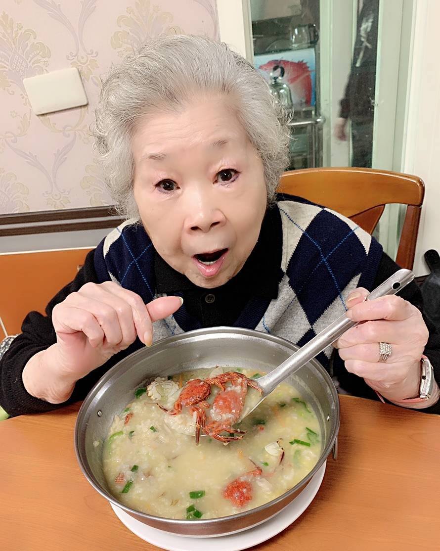 神隱4年！89歲素珠阿姨昔「暴瘦一圈」拄拐杖走紅毯　「中秋節失約」知情人士曝近況