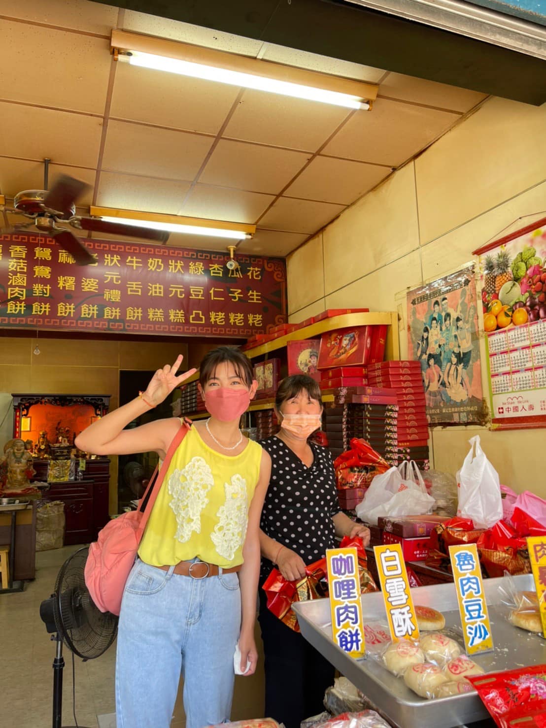 白天操到黑夜！米可白中秋前「急返鄉幫父母」做9百顆月餅　「坐鎮糕餅店影片曝」自嘲：速度太慢了