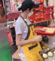 白天操到黑夜！米可白中秋前「急返鄉幫父母」做9百顆月餅　「坐鎮糕餅店影片曝」自嘲：速度太慢了