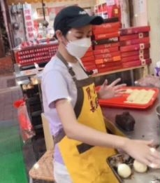 白天操到黑夜！米可白中秋前「急返鄉幫父母」做9百顆月餅　「坐鎮糕餅店影片曝」自嘲：速度太慢了