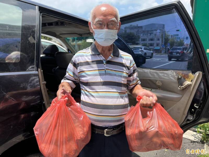 妻重症兒身障！7旬伯「擺攤賣地瓜扛家計」 拒收捐款惹心疼　「想靠自己力量賺錢」網喊：拜託幫幫他