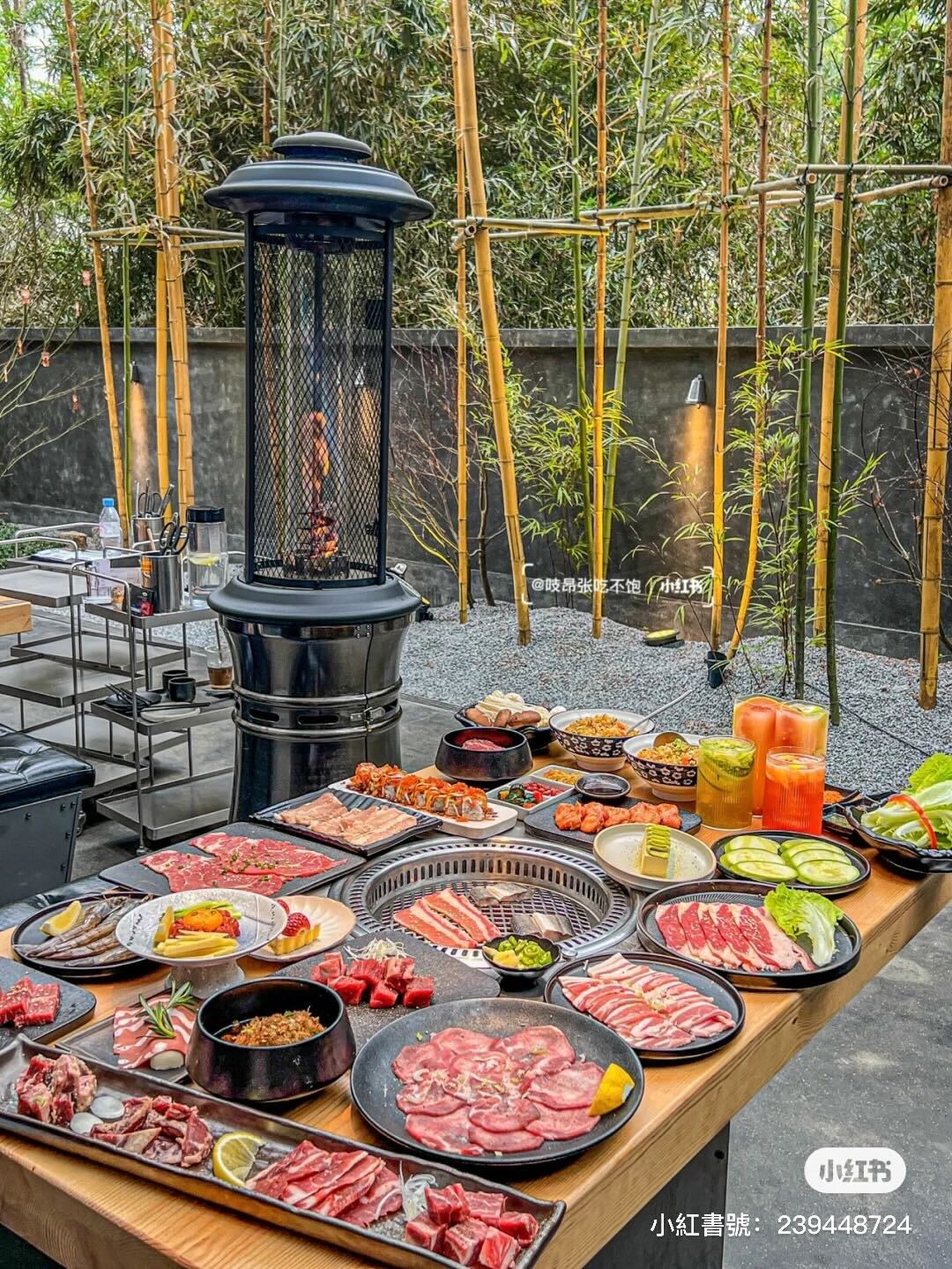 竹林中的燒肉店！翠綠竹葉環繞「露天烤肉座位」碎石小路超愜意　宛如置身京都「還有特色日式料理」