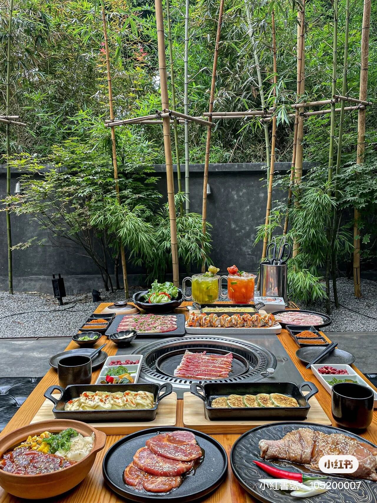 竹林中的燒肉店！翠綠竹葉環繞「露天烤肉座位」碎石小路超愜意　宛如置身京都「還有特色日式料理」