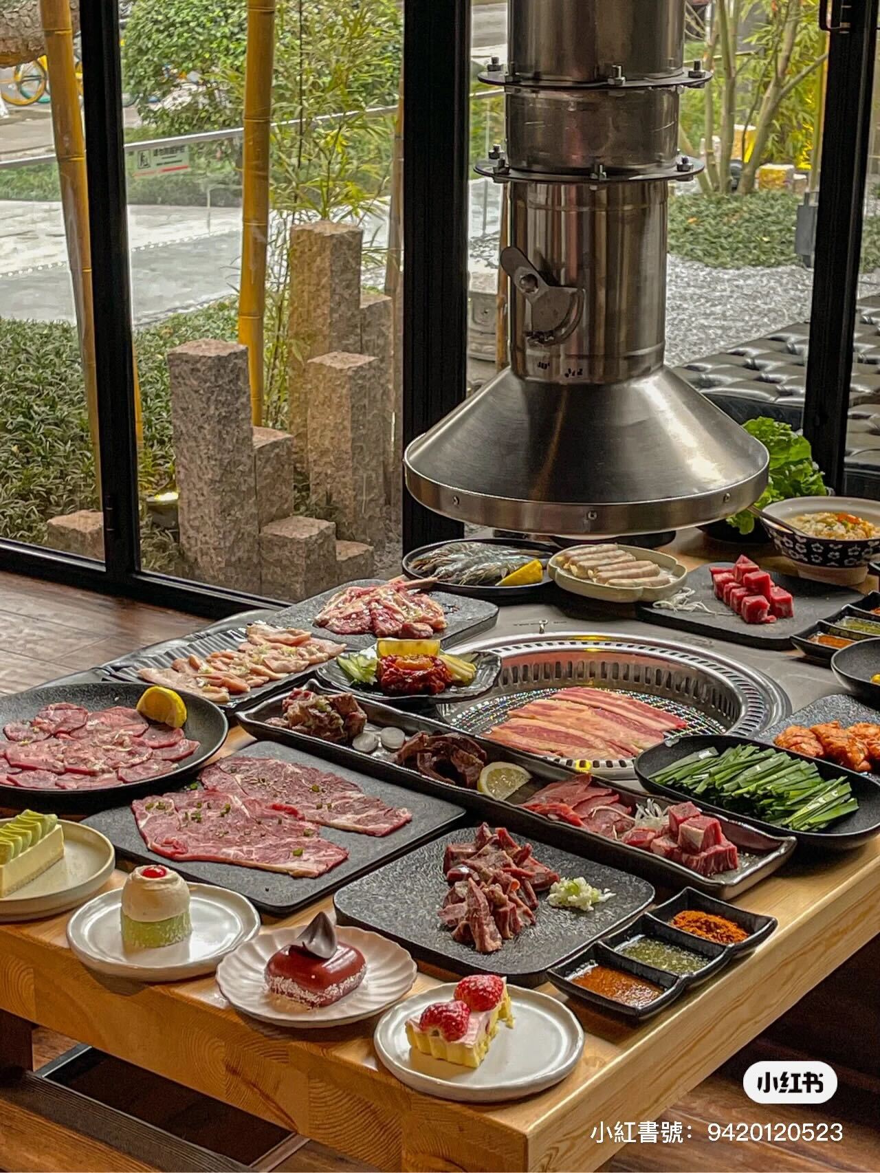 竹林中的燒肉店！翠綠竹葉環繞「露天烤肉座位」碎石小路超愜意　宛如置身京都「還有特色日式料理」