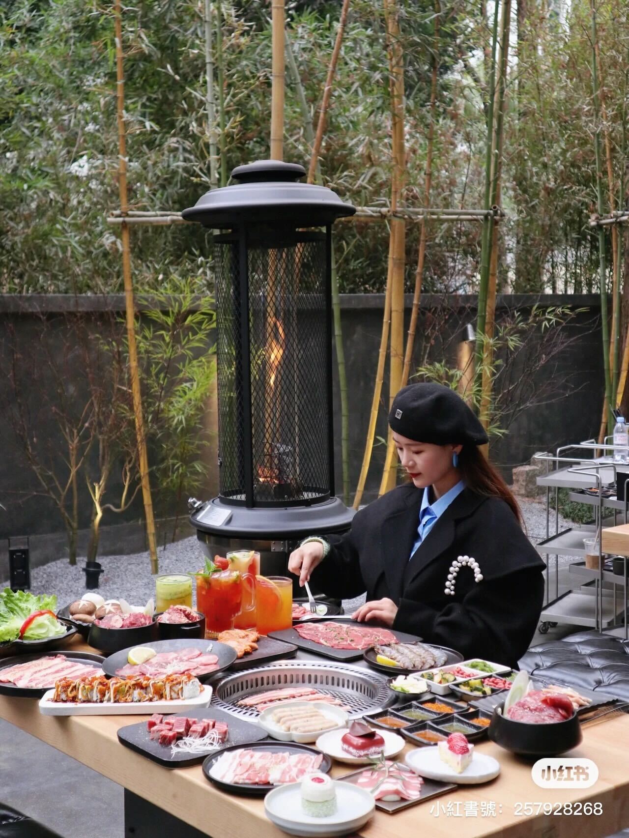 竹林中的燒肉店！翠綠竹葉環繞「露天烤肉座位」碎石小路超愜意　宛如置身京都「還有特色日式料理」