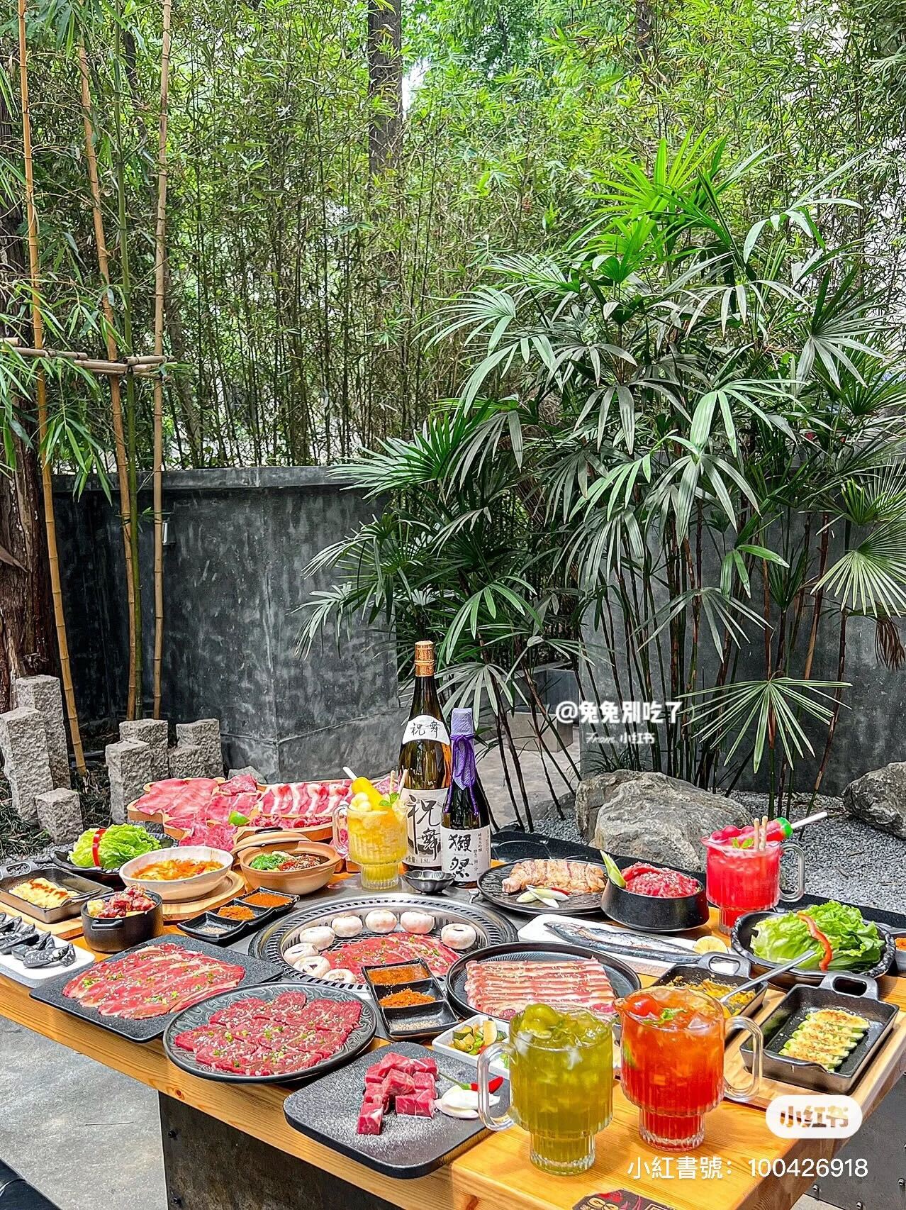 竹林中的燒肉店！翠綠竹葉環繞「露天烤肉座位」碎石小路超愜意　宛如置身京都「還有特色日式料理」