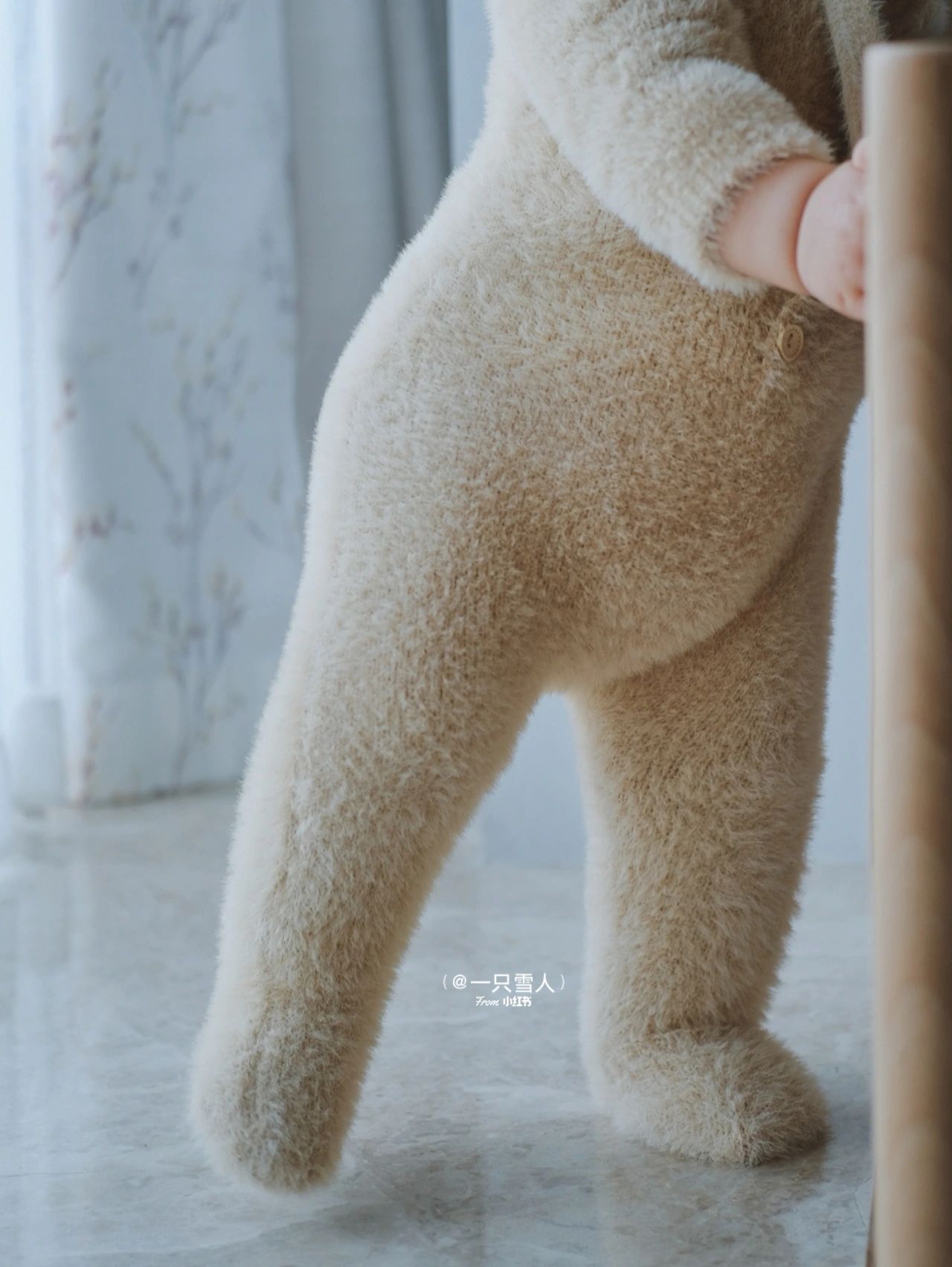 偷戳肥嫩小腳腳❤️小寶寶「化身毛茸茸泰迪熊」冬天超暖和 媽媽曬出「肉嘟嘟正臉照」嘴邊肉太犯規