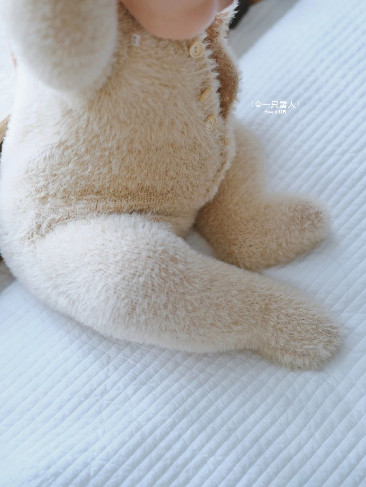 偷戳肥嫩小腳腳❤️小寶寶「化身毛茸茸泰迪熊」冬天超暖和 媽媽曬出「肉嘟嘟正臉照」嘴邊肉太犯規