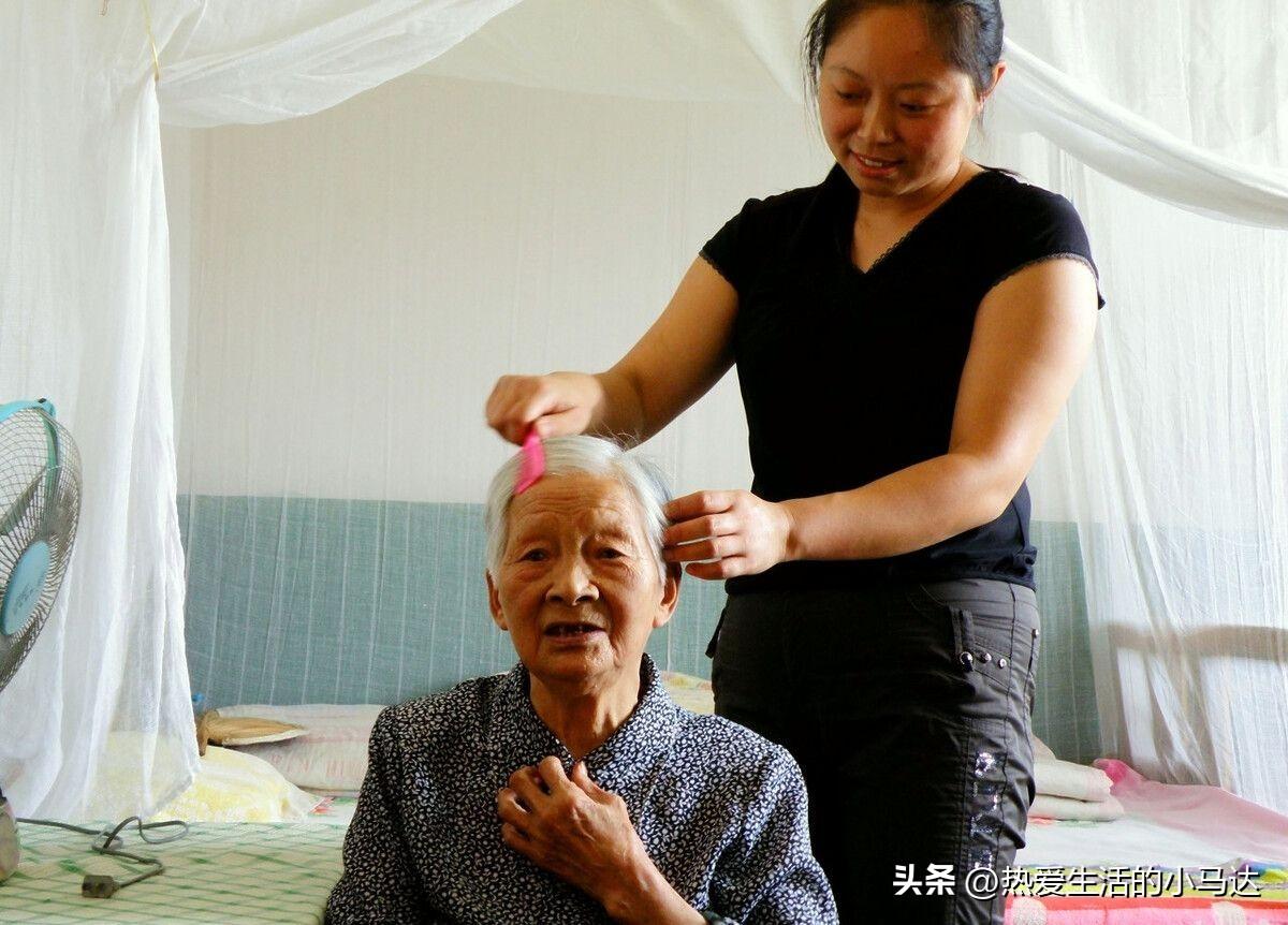 為何如今「晚年單身老人」都偏愛請看護？工作10年住家看護「說出實情」：很多不是為了養老