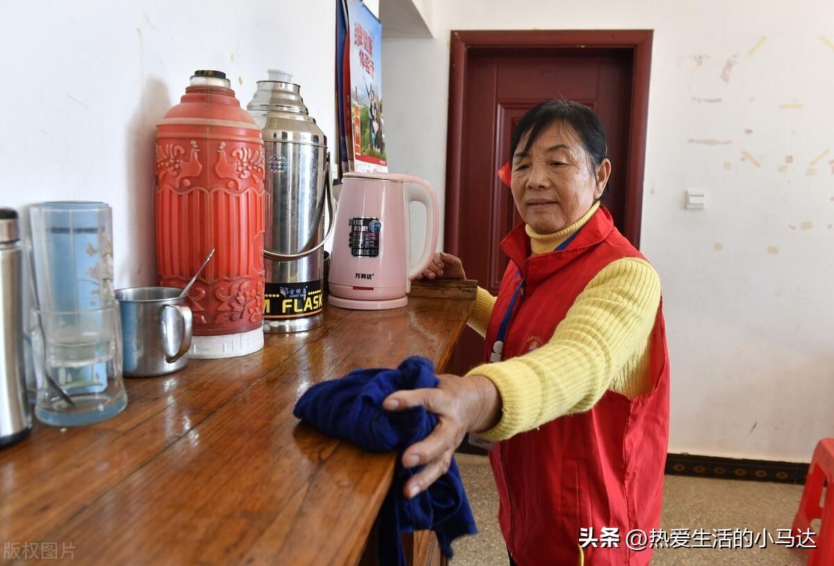 為何如今「晚年單身老人」都偏愛請看護？工作10年住家看護「說出實情」：很多不是為了養老