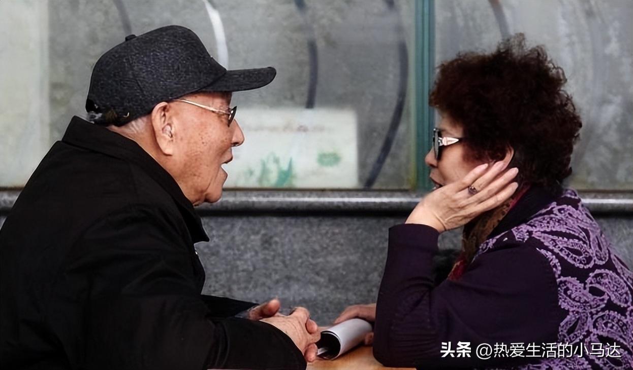 為何如今「晚年單身老人」都偏愛請看護？工作10年住家看護「說出實情」：很多不是為了養老