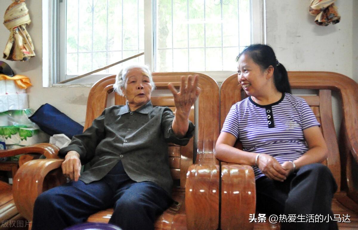 為何如今「晚年單身老人」都偏愛請看護？工作10年住家看護「說出實情」：很多不是為了養老