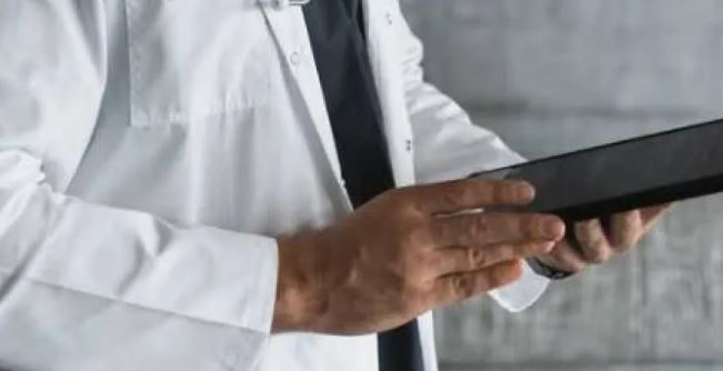 女友學歷太低！醫生男「不顧父母反對結婚」3子女帥又美　卻後悔喊「孩子腦袋都不好」被罵翻