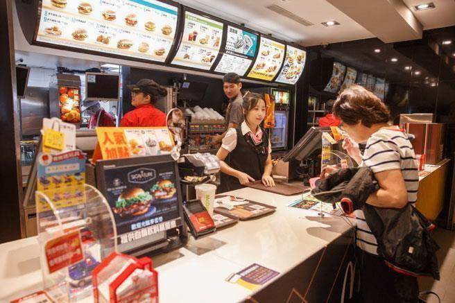 吃速食錯了嗎？幼稚園老師放假「帶孩子去麥當勞吃漢堡」　家長投訴「沒有老師的樣子」超扯對話曝光