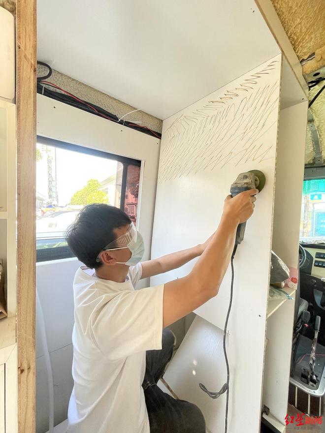 買不起房！小情侶砸71萬「打造移動式豪宅」功能一應俱全　「舒適內裝美翻」隨處都是驚喜