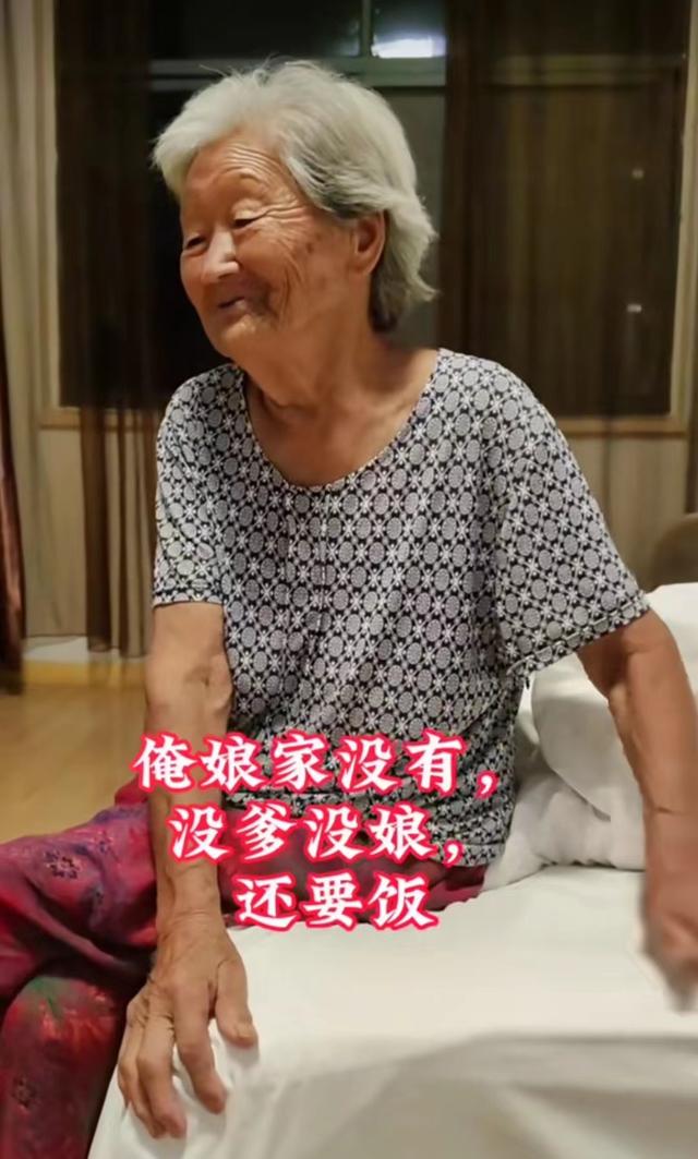 最美一幕！104歲媽媽車站「接77歲女兒回家」　女兒一路小跑「笑得像個孩子」網羨慕：世上最幸福